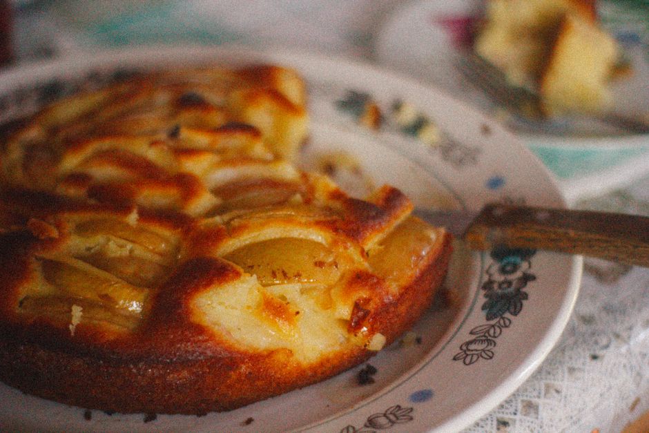 Mézes krémes almatorta szeletelve